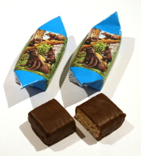 Süßes Erdnuss-Konfekt mit Schokolade